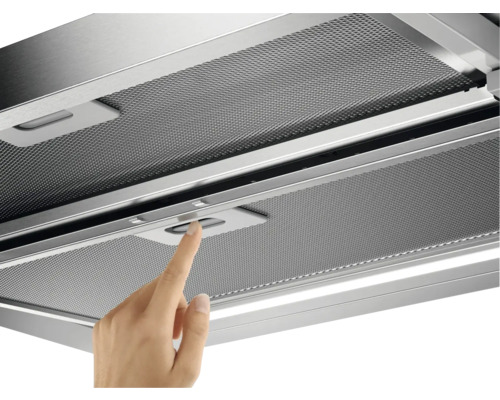 Een hand bedient de schakelaar van een afzuigkap.