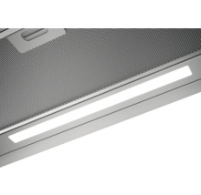 Uitsnede van een afzuigkap met metalen filter en ledverlichting.