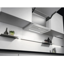 Keuken met afzuigkap, witte kasten en planken