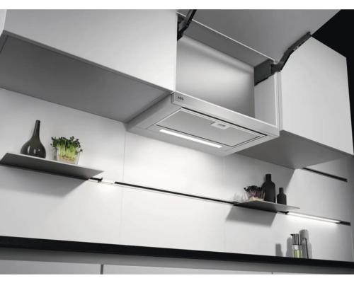 Keuken met afzuigkap, witte kasten en planken