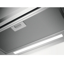 Detailopname van een afzuigkap met metalen vetfilter en ledverlichting.