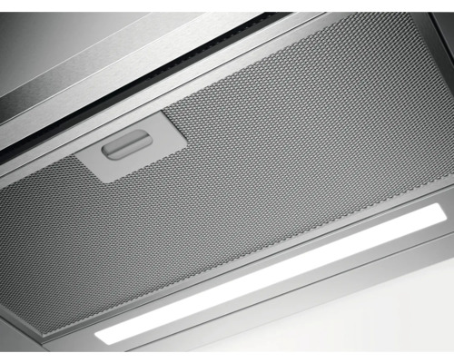 Detailopname van een afzuigkap met metalen vetfilter en ledverlichting.