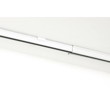 Gordijnrail met accessoires aan het plafond gemonteerd