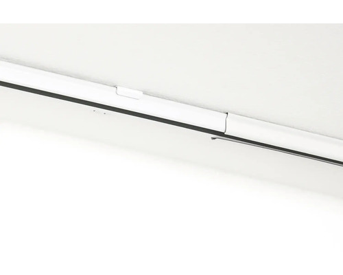 Gordijnrail met accessoires aan het plafond gemonteerd