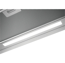 Detailopname van een afzuigkap met metalen vetfilter en LED-verlichting