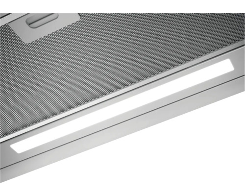 Detailopname van een afzuigkap met metalen vetfilter en LED-verlichting