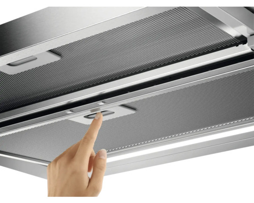 Een hand bedient de schakelaar van een afzuigkap met metalen rooster.