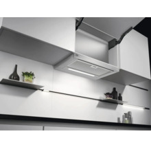 Moderne keuken met afzuigkap onder hangkast en decoratieve artikelen op planken