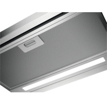 Detailopname van een afzuigkap met metalen vetfilter en geïntegreerde verlichting