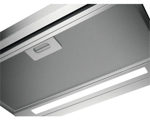 Detailopname van een afzuigkap met metalen vetfilter en geïntegreerde verlichting