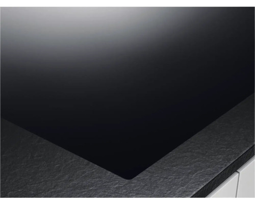 Zwarte inductiekookplaat in een aanrechtblad