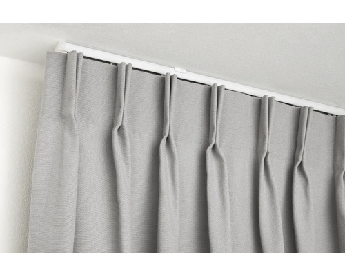 Grijs gordijn met plooibandophanging aan gordijnroede