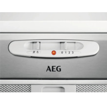 Gedetailleerde weergave van een afzuigkap met bedieningselementen en AEG-logo.