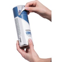 Een persoon verwijdert het etiket van een spuitbus.