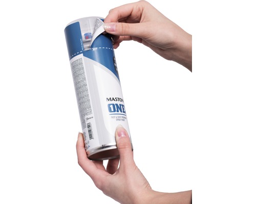 Een persoon verwijdert het etiket van een spuitbus.