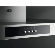 Close-up van een afzuigkap met bedieningspaneel en AEG logo.