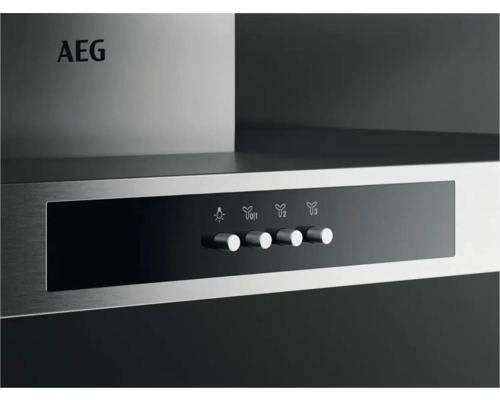 Close-up van een afzuigkap met bedieningspaneel en AEG logo.