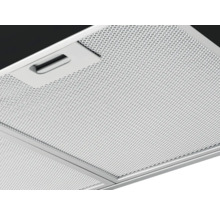 Detailopname van een metalen afzuigkapfilter met handgreep