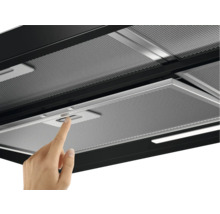 Een afzuigkap met metalen filters en bediening met een vingertip wordt getoond.