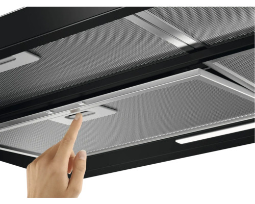 Een afzuigkap met metalen filters en bediening met een vingertip wordt getoond.