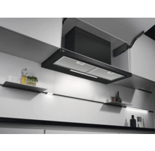 AEG afzuigkap in een moderne keuken met witte kasten en planken.