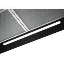 Uitsnede van een afzuigkap met vetfilter en LED-verlichting