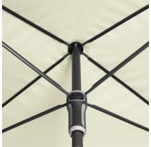 Detailopname van een parasol met baleinen en mast