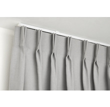Gordijn met plooibandophanging aan een gordijnroede
