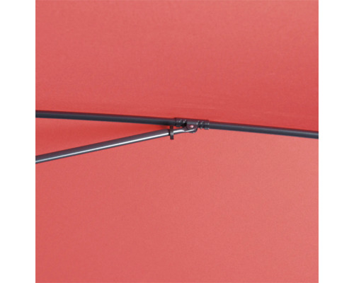 Detail van een parasol met metalen frame