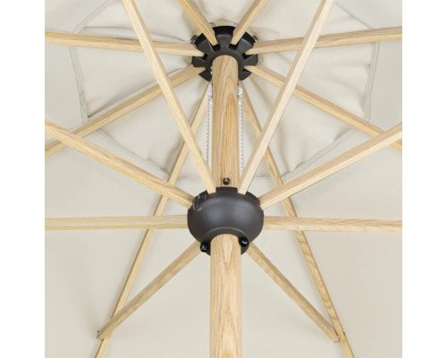 Detailopname van een tu parasol met houten frame en middenstok