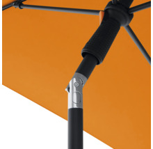 Detailopname van een parasol met een zwart frame en een oranje schermdoek