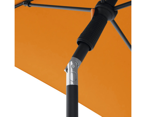 Detailopname van een parasol met een zwart frame en een oranje schermdoek