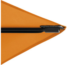 Detailopname van een parasoldak met een zwart frame