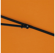 Detailweergave van een parasol met zwart frame