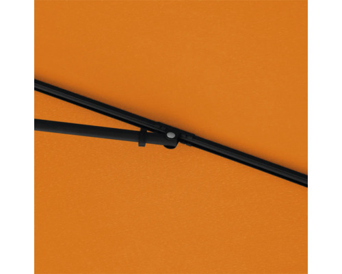 Detailweergave van een parasol met zwart frame