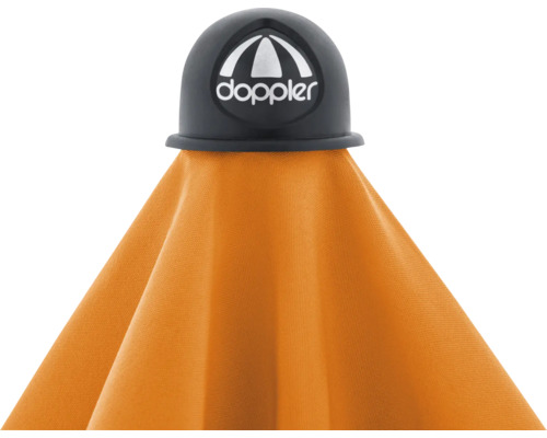 Detailopname van een gesloten parasol met het Doppler logo