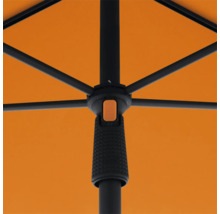 Detailopname van een open parasol met een zwart frame en een oranje doek