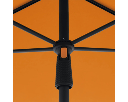 Detailopname van een open parasol met een zwart frame en een oranje doek