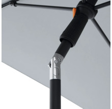 Detailopname van een parasol met zwart frame en lichtgrijze stof.