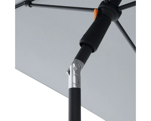 Detailopname van een parasol met zwart frame en lichtgrijze stof.