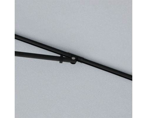 Detailopname van een parasol met metalen frame