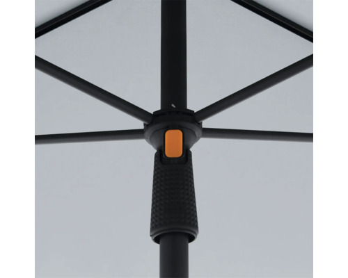 Detail van een open parasol met een zwart frame en een bedieningsknop