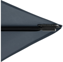 Detailopname van een parasol met metalen frame