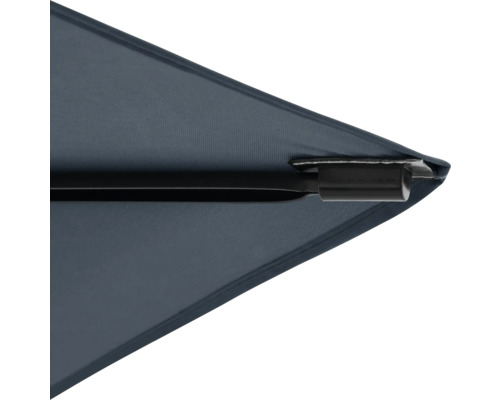 Detailopname van een parasol met metalen frame