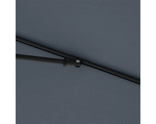 Detailopname van een parasol met baleinen en doek