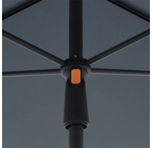 Onderkant van een parasol met bevestigingsmiddelen