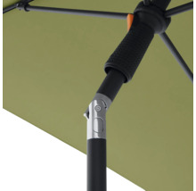 Detailopname van een tuinzweefparasol met zwart frame en kantelbaar parasoldak.