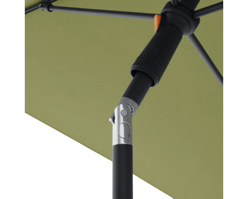 Detailopname van een tuinzweefparasol met zwart frame en kantelbaar parasoldak.