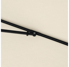 Detailopname van een parasol met een zwart frame en een heldere bekleding