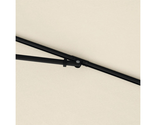 Detailopname van een parasol met een zwart frame en een heldere bekleding